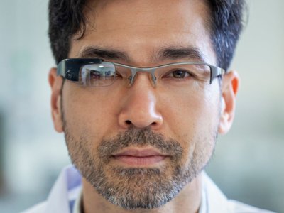 Heads‑up and near‑eye display optics used in advanced visualization