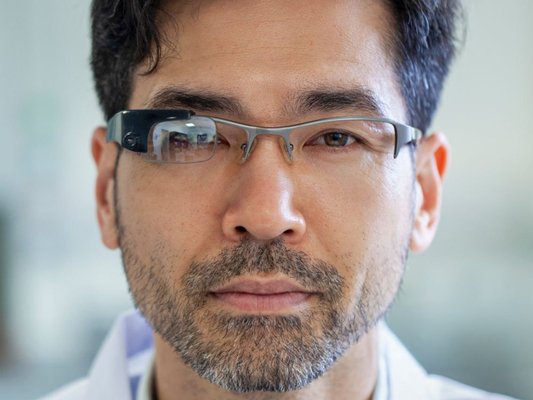 Heads‑up and near‑eye display optics used in advanced visualization